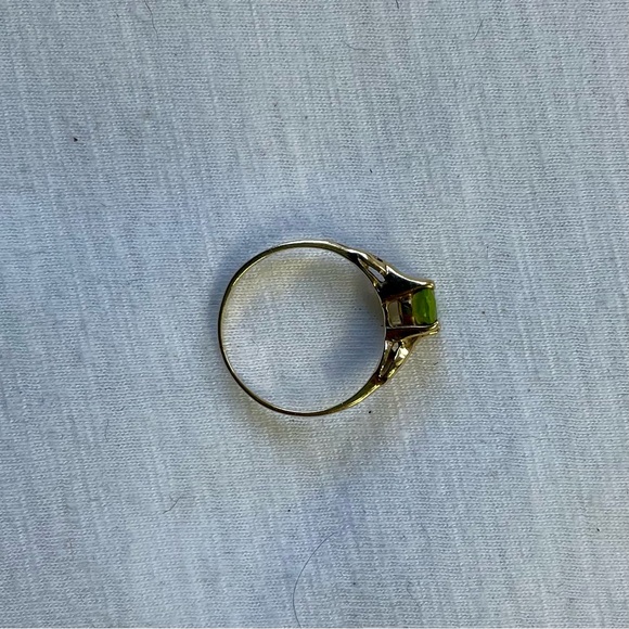 10K Gold and Peridot Ring - Picture 5 of 9